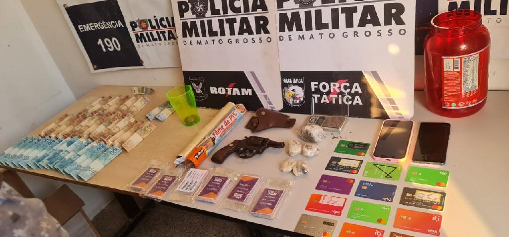 rotam encontra droga revolver e 56 chips de celular com casal em cuiaba