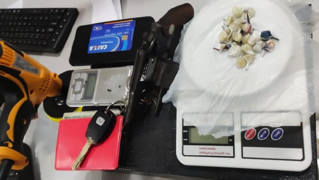 trio e pego com revolver e porcoes de cocaina em sao jose do rio claro