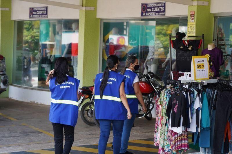 comercios da avenida mato grosso recebem visita orientativa do procon