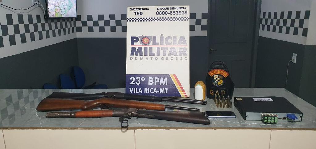 pm prende homem com rifle carabinas e municoes as armas seriam enterradas em cemiterio