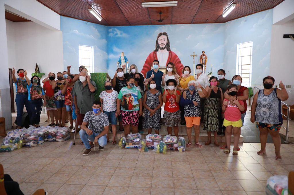 primeira dama entrega mil cestas basicas para familias atendidas pela paroquia sao jose operario