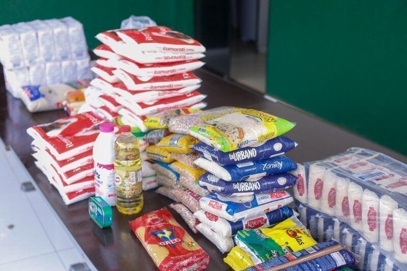 secretaria de esporte e lazer entrega ao cras alimentos arrecadados em evento esportivo