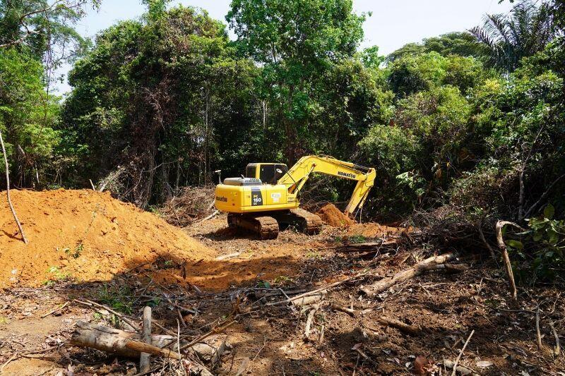 secretaria limpa canal de agua para melhorar abastecimento em regiao de chacaras