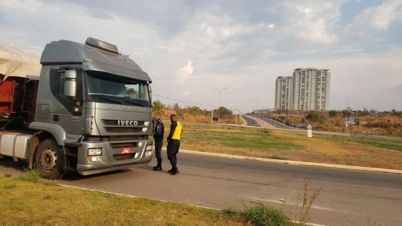 operacao carga pesada da semob autua 37 motoristas transitando irregularmente nas vias de cuiaba