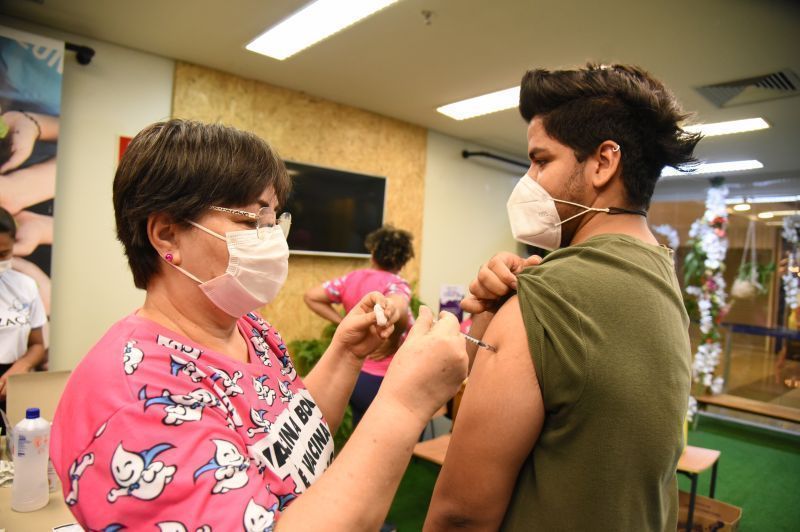 vacinacao temporaria nos shoppings registra adesao de mais de 1 3 mil pessoas