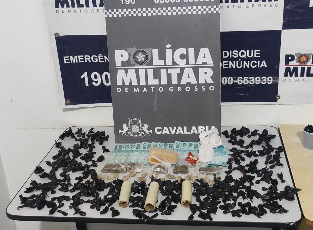 cavalaria apreende 230 porcoes de droga e r 1 8 mil em dinheiro