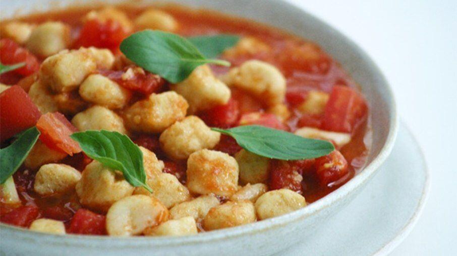 Nhoque de grão-de-bico com molho de tomate fresco da Rita Lobo