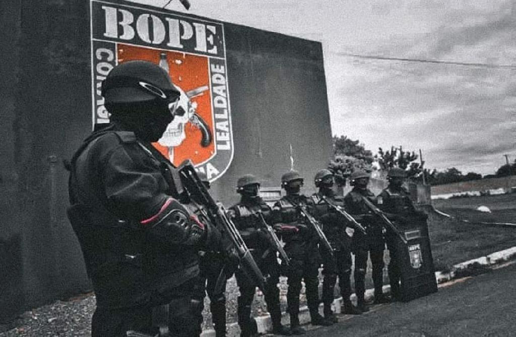governo de mt promove troca de comando e entrega fuzis aos policiais do bope