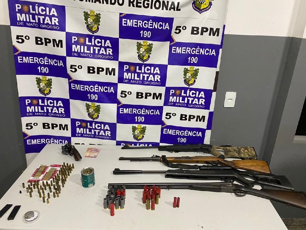 homem e preso e adolescentes apreendidos por roubo e comercio ilegal de arma de fogo