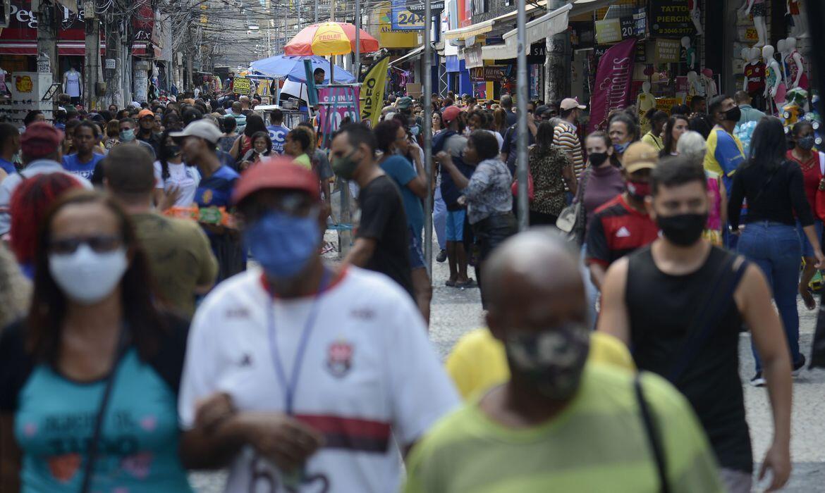 ibge desemprego cai para 13 2 no trimestre encerrado em agosto