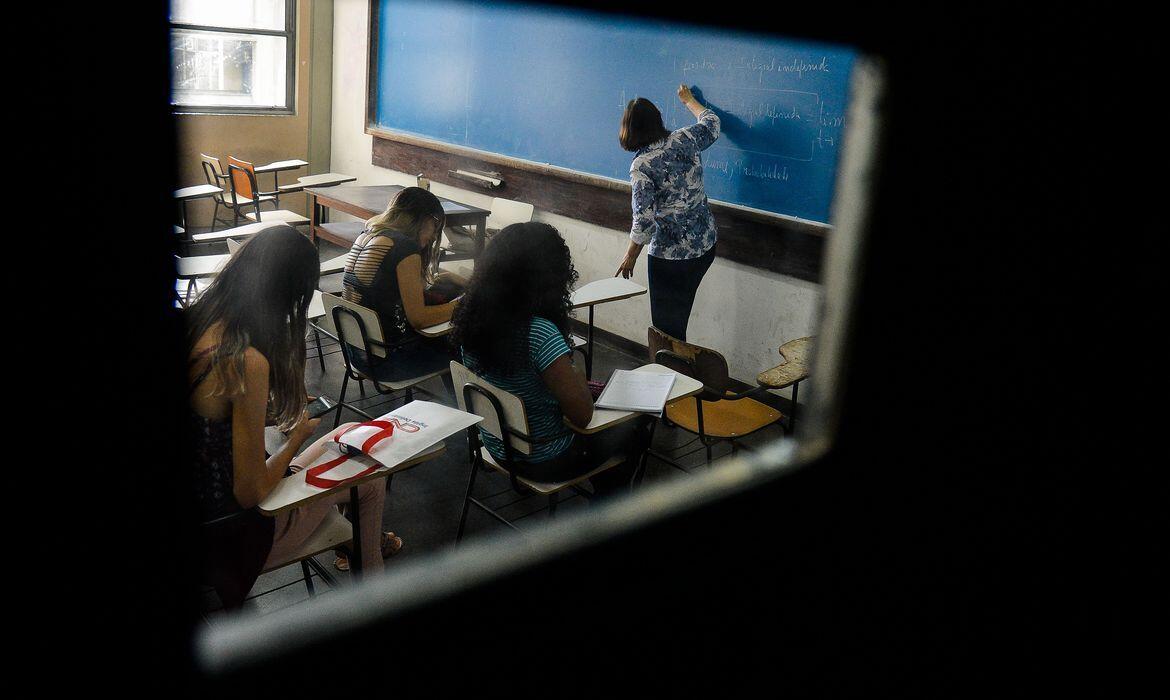 pagamento de bolsas de 60 mil estudantes de graduacao esta atrasado