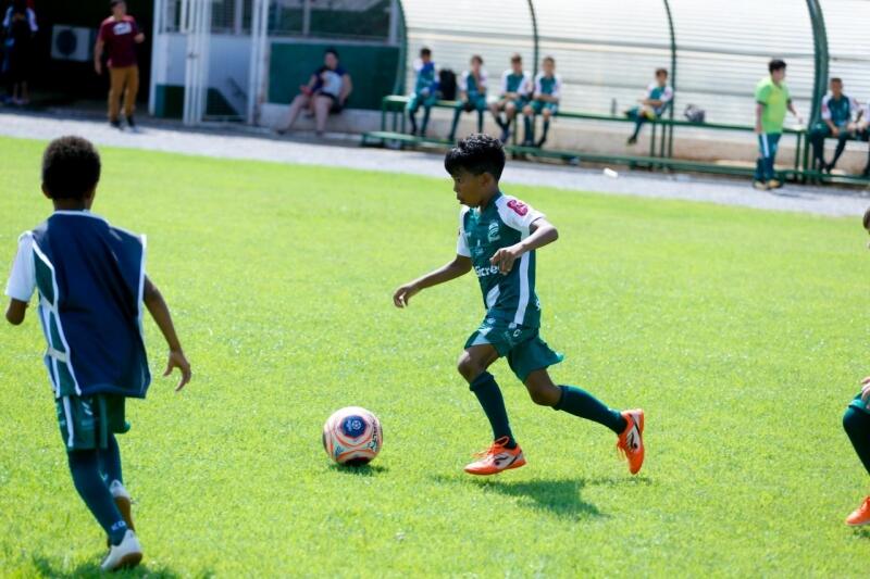 prefeitura e lec entregam uniformes para alunos das escolinhas de futebol