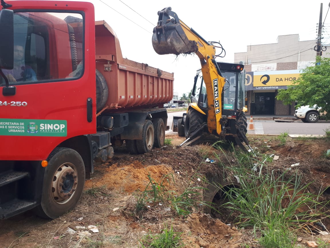 prefeitura mantem varias frentes de limpeza para melhorar o escoamento da agua da chuva