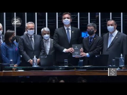 video senadores da cpi da pandemia entregam relatorio final ao presidente do senado