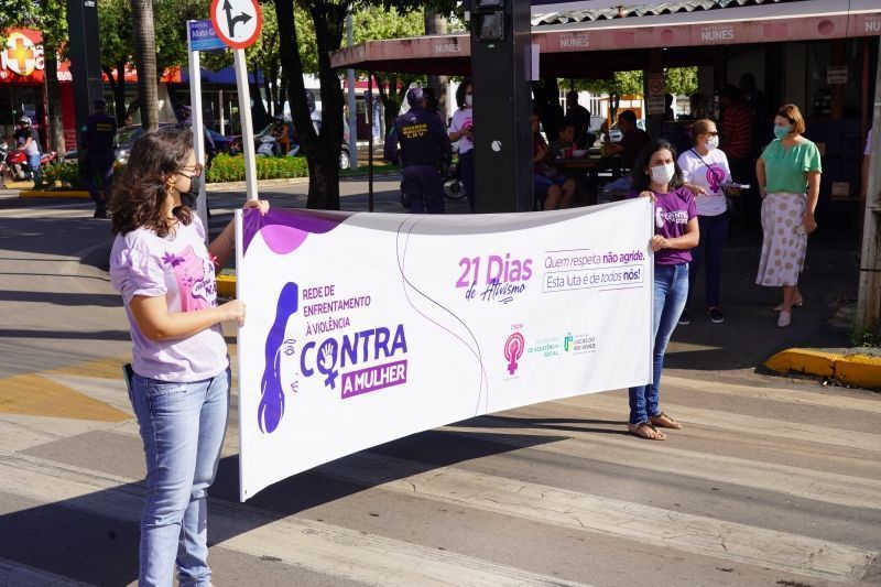 21 dias de ativismo luverdenses recebem panfletos informativos sobre violencia domestica