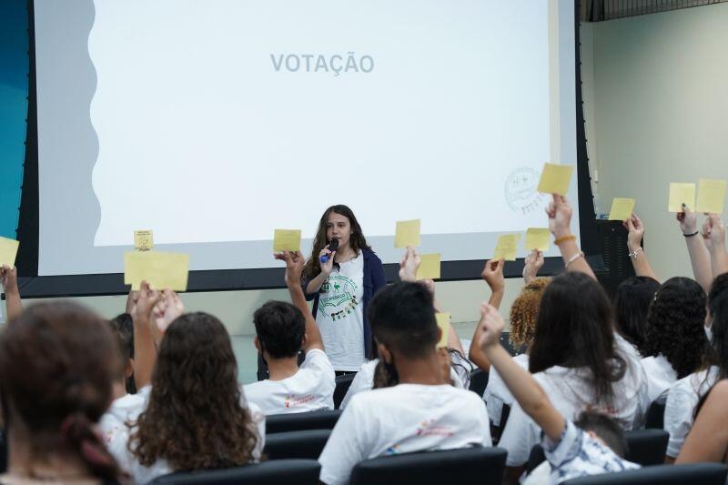 alunos da eca de queiros realizam atividade pratica que fomenta o cooperativismo