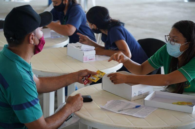 beneficiarios que ainda nao trocaram os cartoes ser familia devem ir ao cadunico