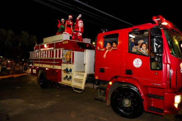 chegada do papai noel encanta sorrisenses durante abertura do natal luz