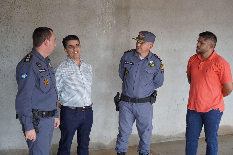 comandante da pm visita obras de futuro batalhao da corporacao em lucas