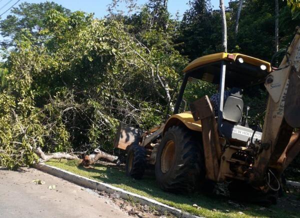 equipe da prefeitura trabalhou durante o fim de semana para reparar estragos