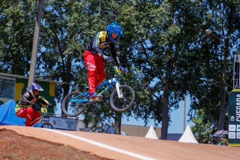 escolinha do viva lucas conquista 12 medalhas no campeonato brasileiro de bmx racing