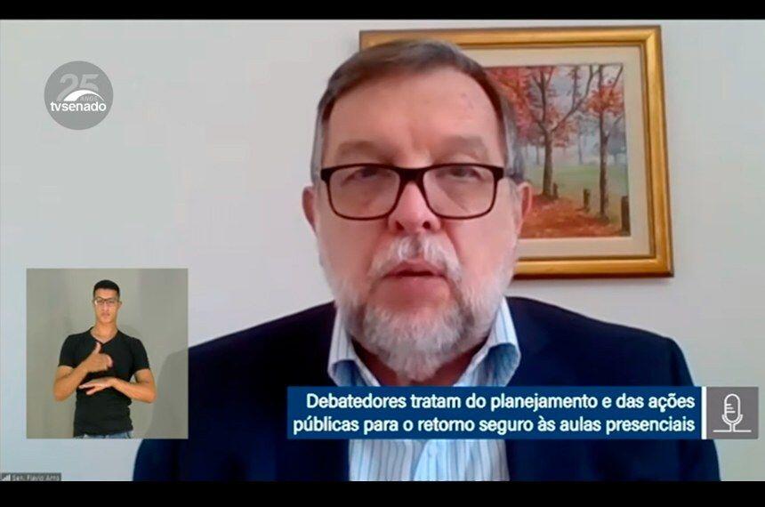 especialistas cobram mais investimento em conectividade e infraestrutura para educacao