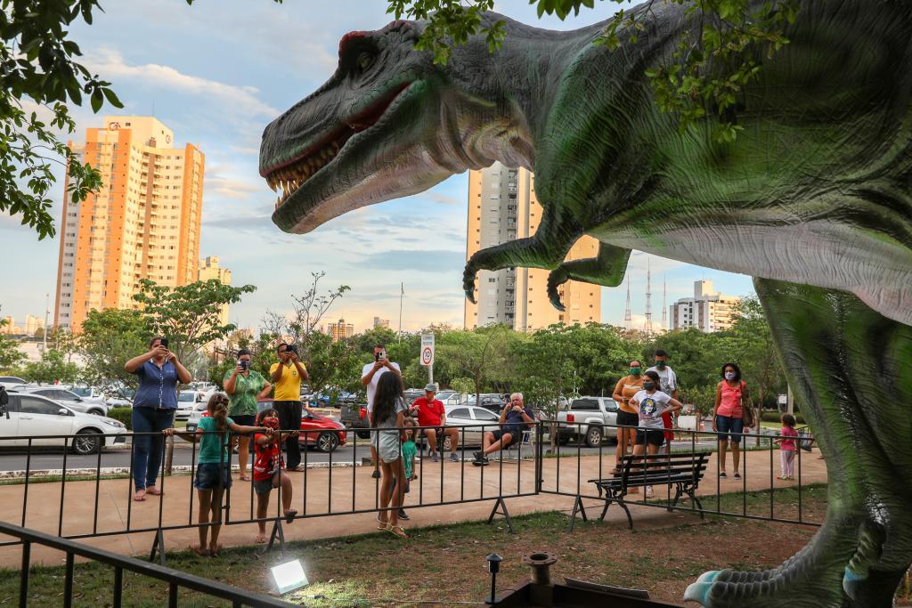 Praça vira 'Vale dos Dinossauros' e exposição gratuita atrai curiosidade  com réplicas dos animais em MT, Mato Grosso