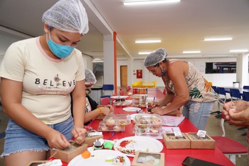 moradoras do bairro vida nova participam de curso para producao de doces gourmet