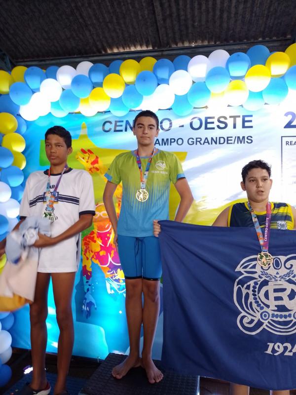 nadador de sorriso conquista 4 medalhas de ouro no centro oeste mirim e petiz