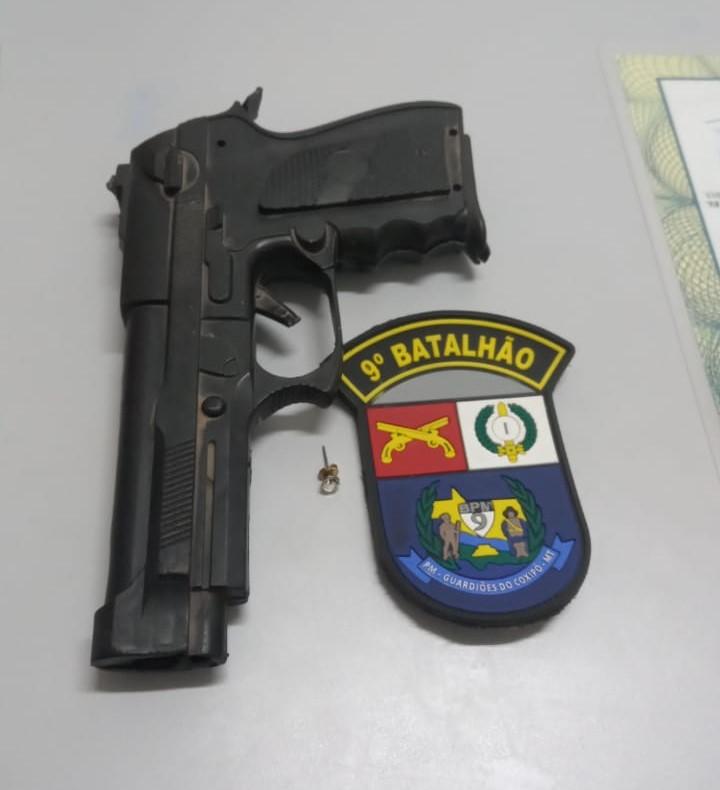 pm apreende menor de idade por ameacar o pai com simulacro de arma de fogo