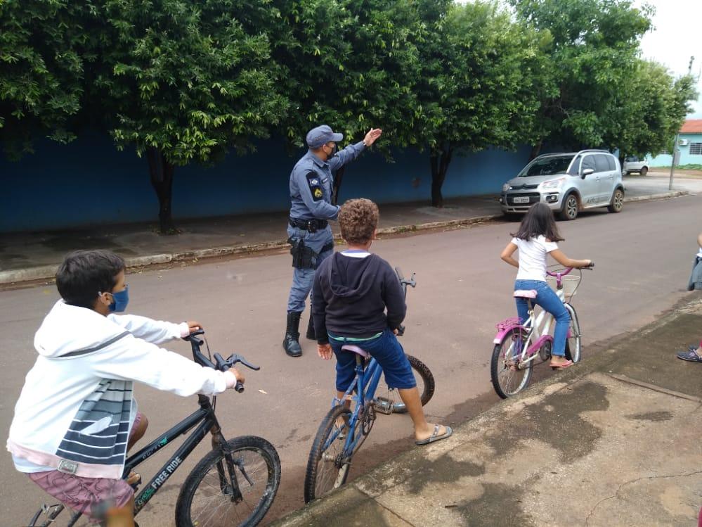 policiais do proerd orientam alunos sobre atravessar ruas e andar de bicicleta no interior