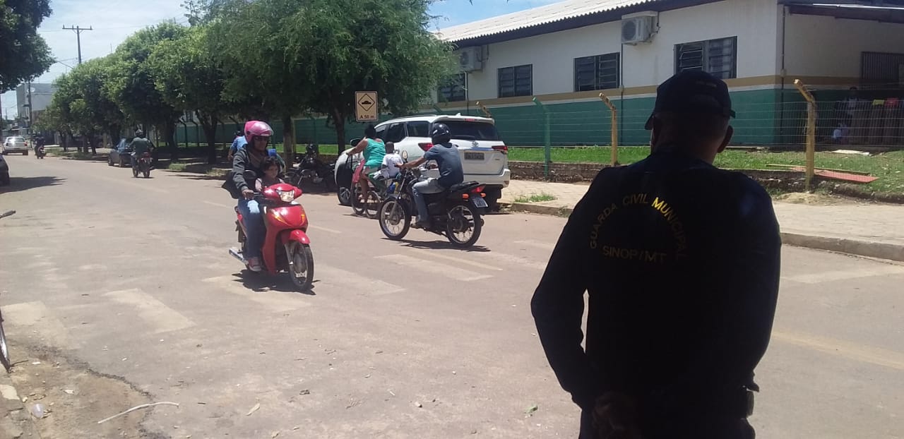 secretaria orienta condutores de motos que transportar criancas sem capacete e infracao gravissima