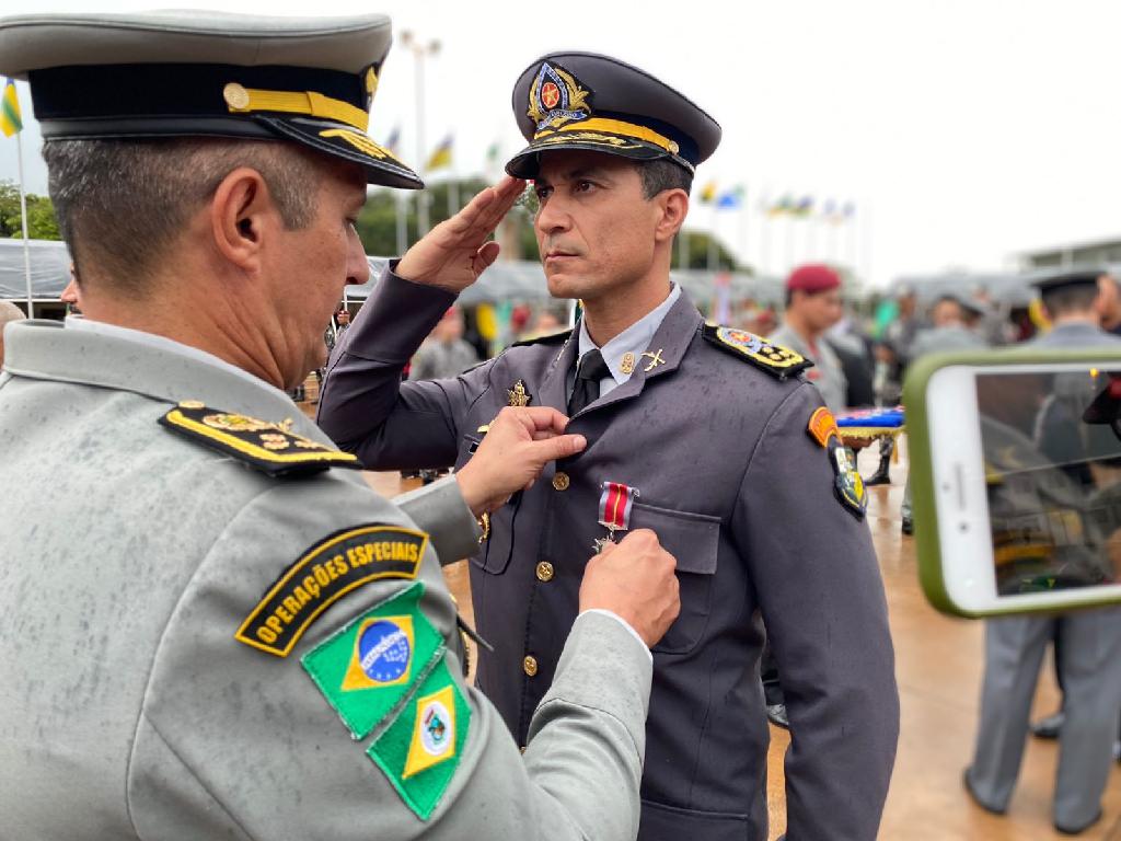 comandante geral da pmmt e homenageado com medalha merito da forca nacional