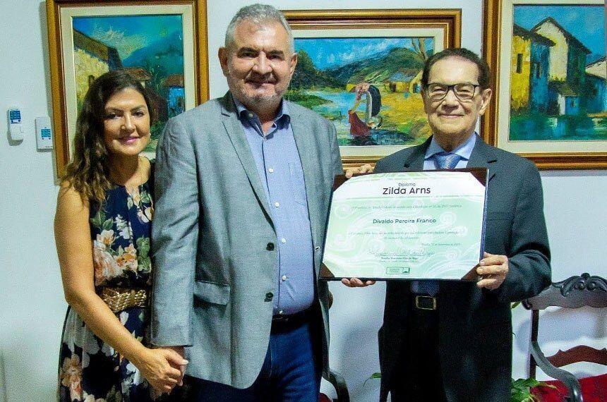 divaldo franco e homenageado pelo senado com a comenda zilda arns