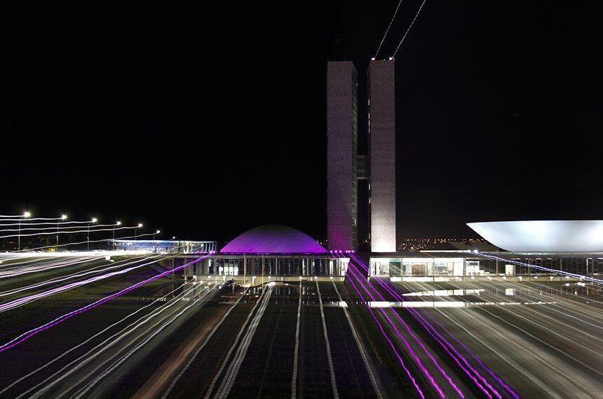 iluminacao roxa do senado pede o fim da violencia contra as mulheres com deficiencia