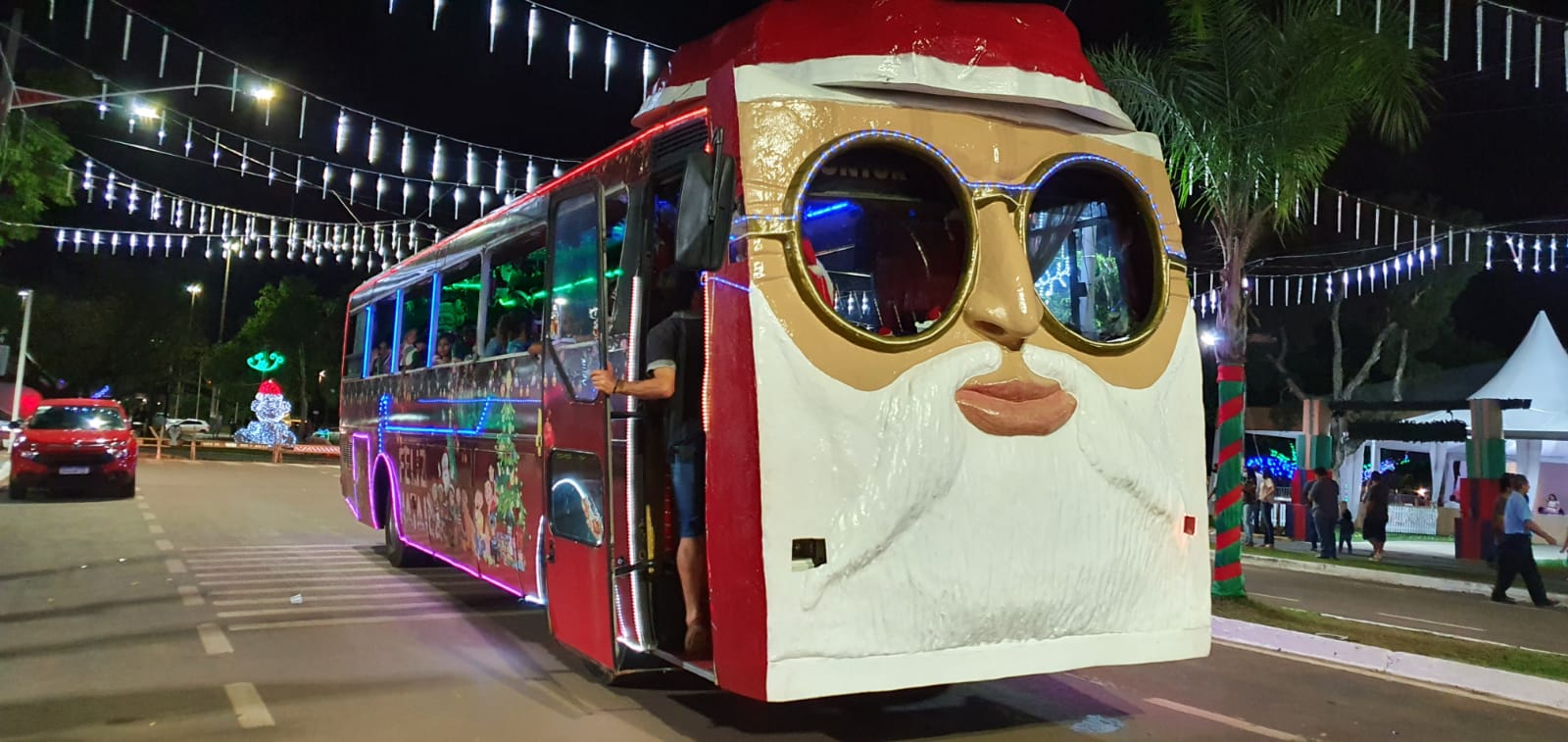 parada natalina traz a magia do natal para populacao programacao continua na vila natalina