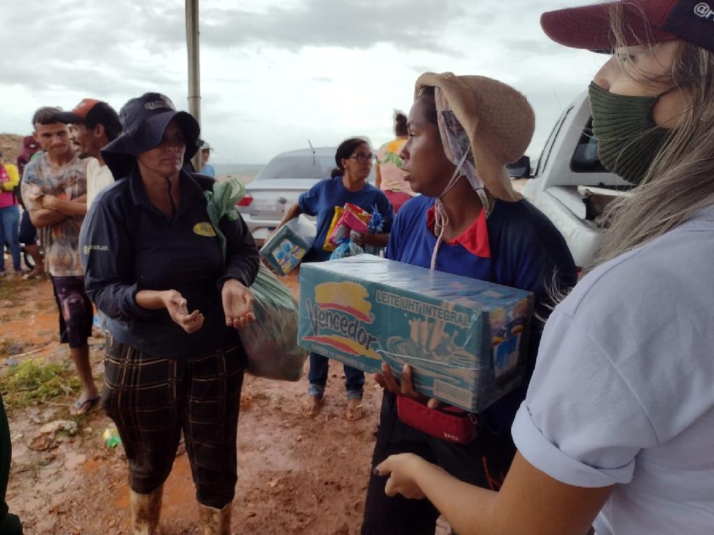 sedec doa mais de mil litros de leite a trabalhadores do lixao de cuiaba