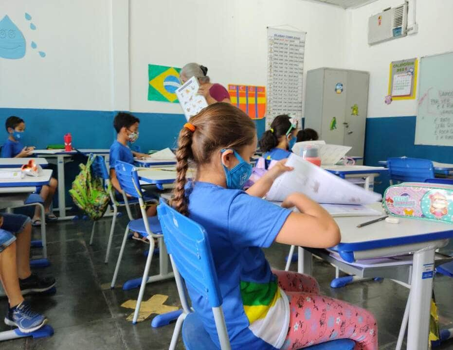 A vacinação dos estudantes para participar das aulas não será obrigatória, assim como a entrega do cartão de vacina