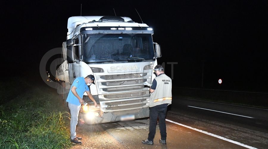 Carreta envolvida no acidente sendo analizada pelos peritos