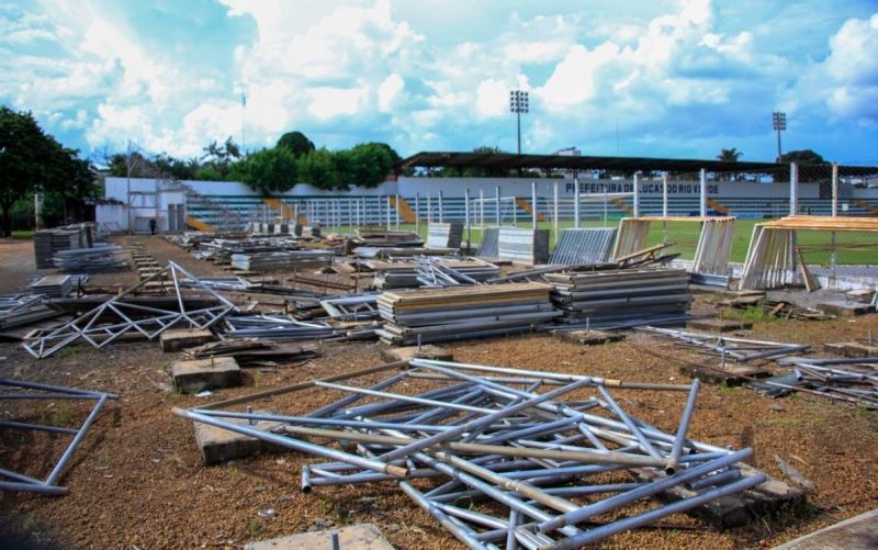 arquibancadas metalicas do estadio municipal passo das emas sao removidas para reforma