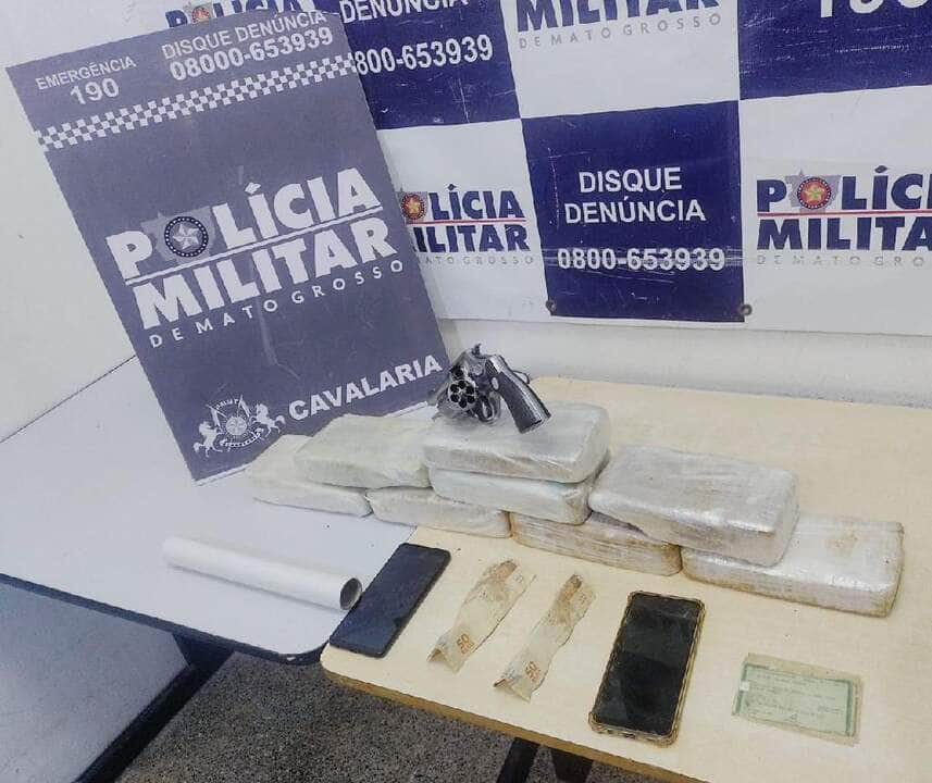 dupla e presa por trafico de drogas e porte ilegal de arma em cuiaba