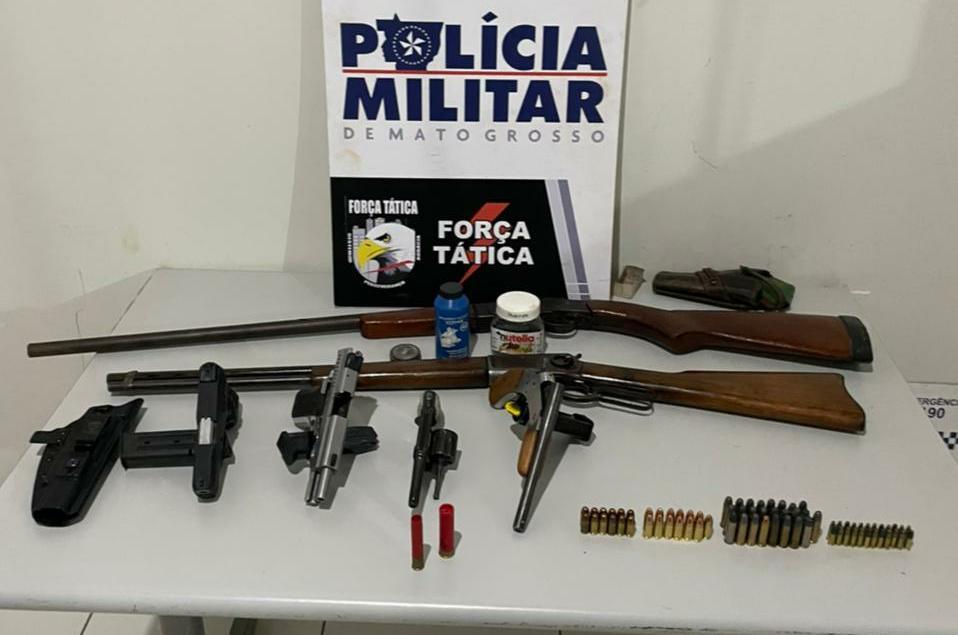 forca tatica prende suspeitos com arsenal de armas de fogo no interior