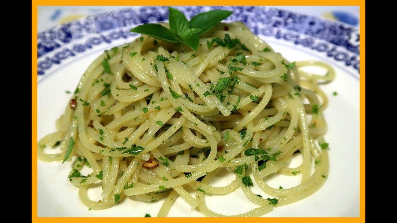 como fazer macarrão alho e óleo