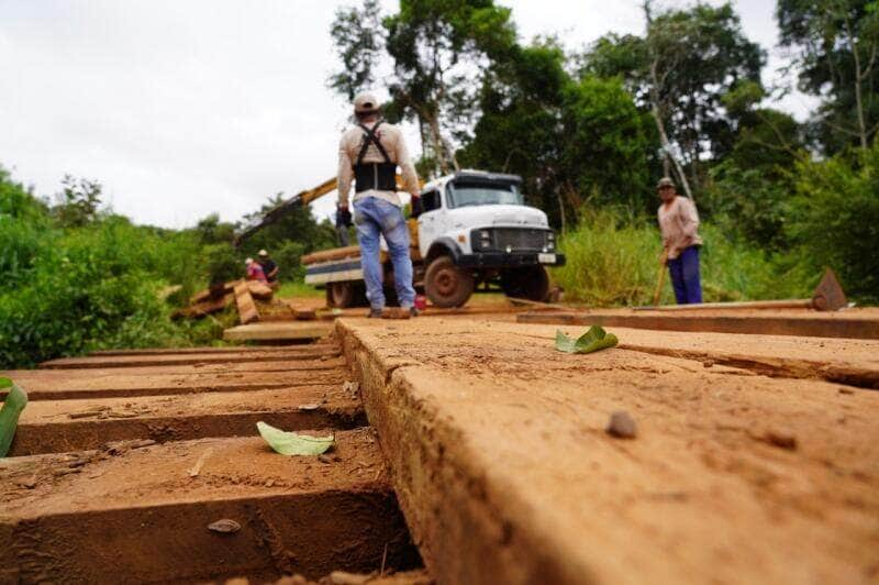 obras faz troca de madeiramento em manutencao de ponte no interior