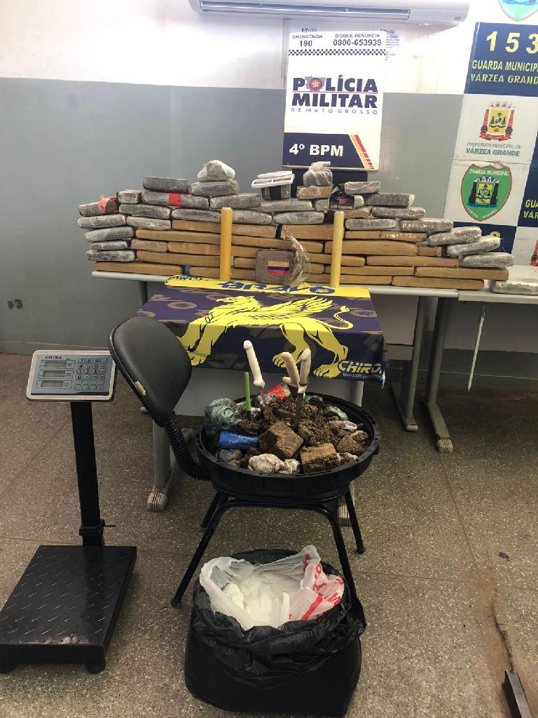 policia militar apreende 53 kg de drogas escondidos em residencia