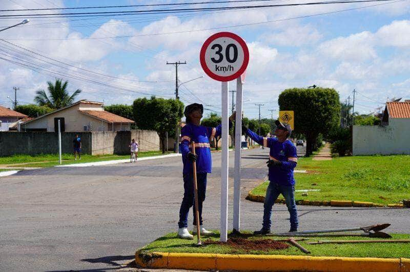 prefeitura inicia revitalizacao da sinalizacao viaria no parque das americas