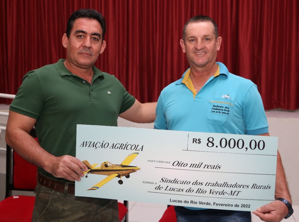 Comandante Antônio Carlos fazendo a entrega simbólica do cheque ao presidente do Sindicato dos Trabalhadores Rurais Ademir Furlin.