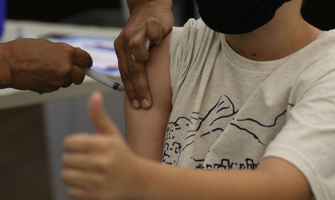 brasil recebe mais 2 1 milhoes de doses de vacinas da pfizer