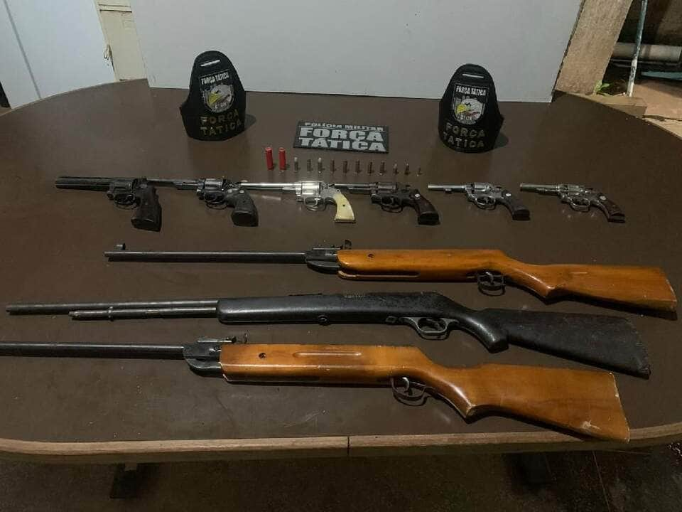 forca tatica prende cinco homens e apreende armas em pocone