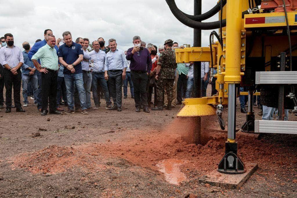 governo entrega maquina para perfurar centenas de pocos em mato grosso